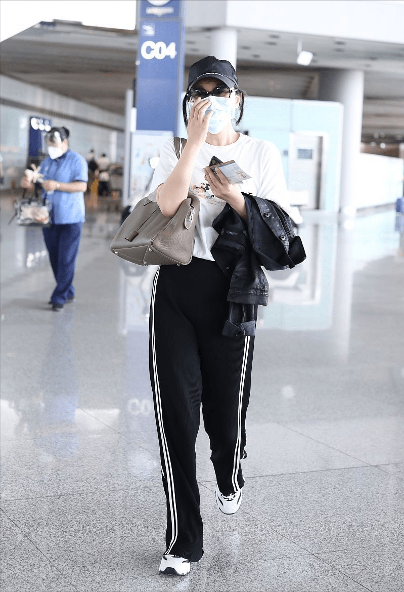 闫妮 闫妮带火校服裤新穿法，“上面主妇，下面学生”，看着还挺减龄的