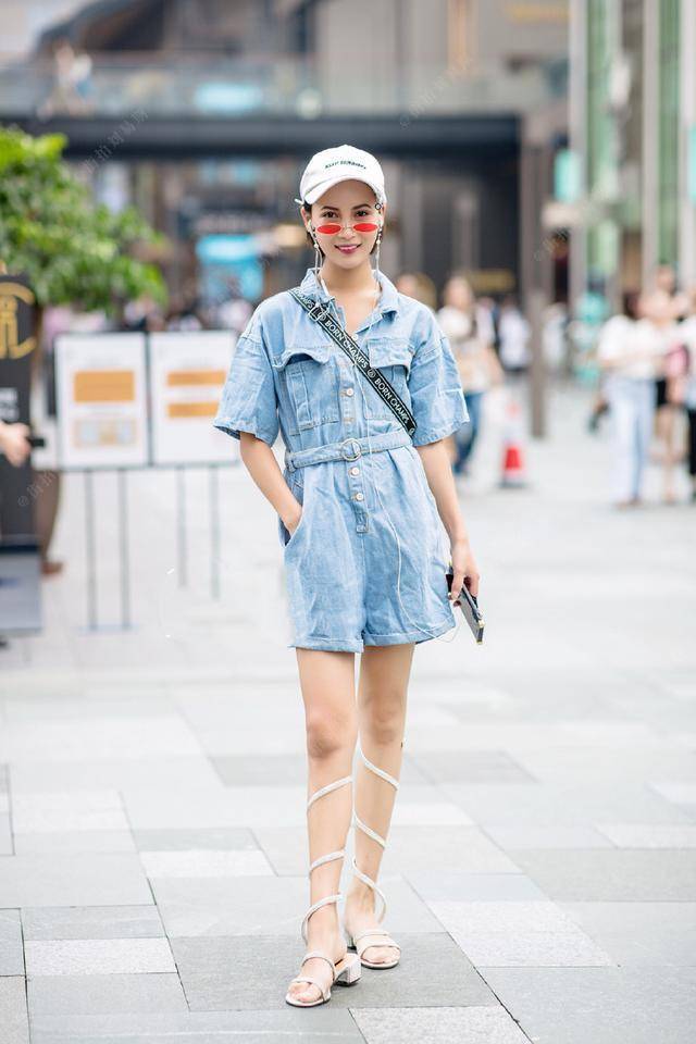 连体衣也是超时髦可爱的衣服,看这位美女穿一件牛仔连体衣,头戴鸭舌帽
