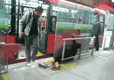 搞笑GIF：如何優雅而不失風度地撩妹 搞笑整蠱 第7张