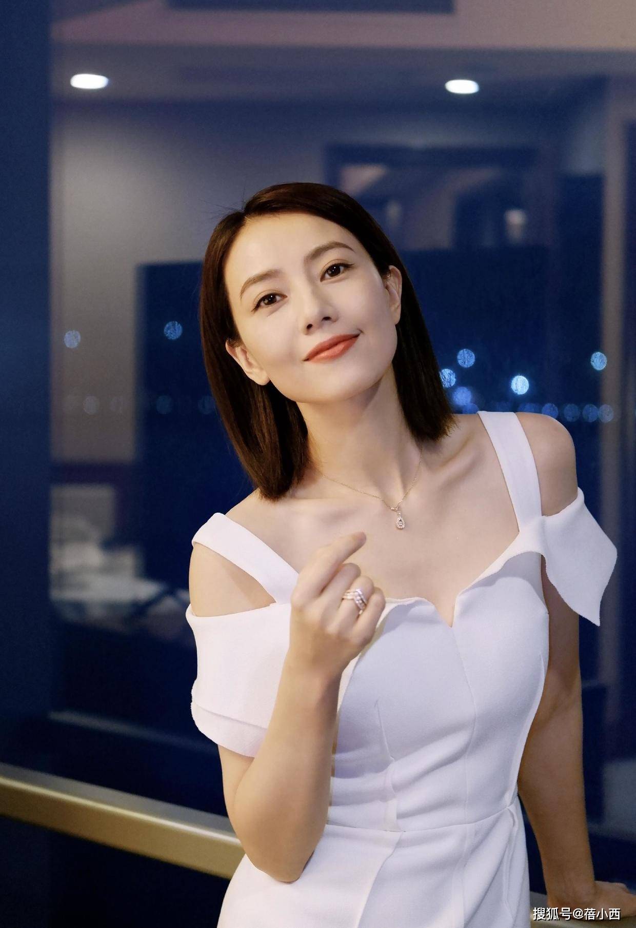 套装 “国民女神”高圆圆又换新风格,穿卡其色工装风套装,气质无敌了