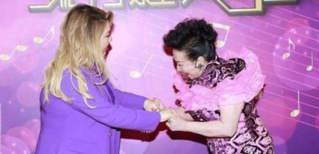 高跟鞋 郑欣宜无惧自己微胖身材，穿皮裤绷出肉感，身材越来越像妈妈当年