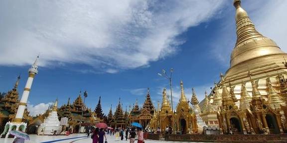 缅甸最著名的佛塔，供奉释迦牟尼的八根头发，是缅甸的国家象征