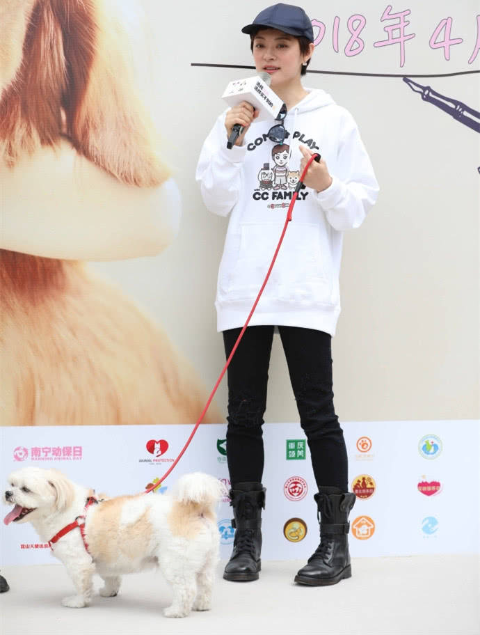 网友 孙俪穿小黑裤现身,怀里抱着小奶狗,网友:娘娘真暖心!