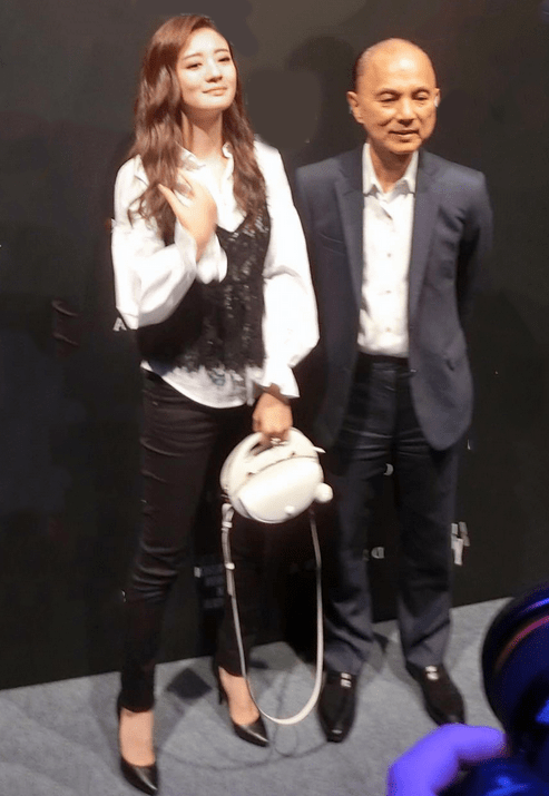 整体 安以轩越活越“嫩”了！衬衫外穿吊带精致又少女，哪像中年妇女？