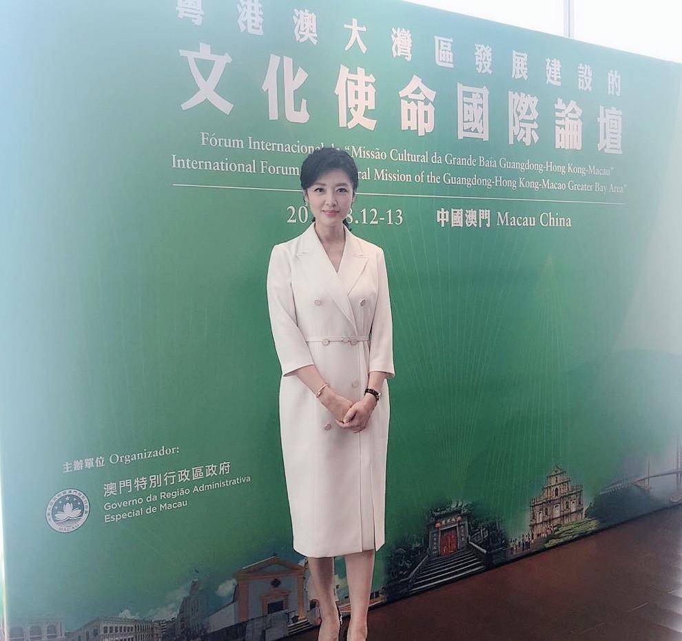 细节 周涛视察国家体育馆，穿西装戴墨镜表情严肃，好霸气的“女干部”