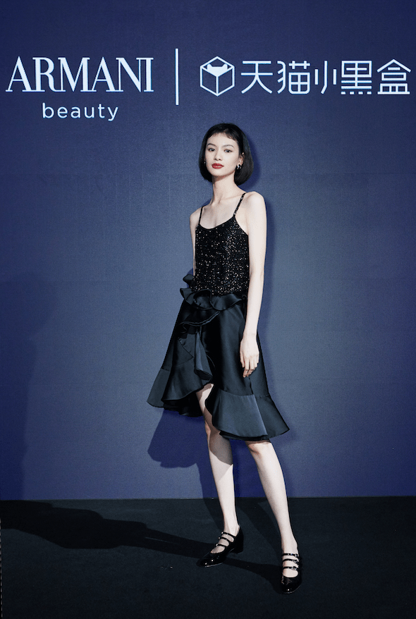 身材 邱天就算捂得再严实，也挡不住她的“清冷范”，穿吊带裙太显身材