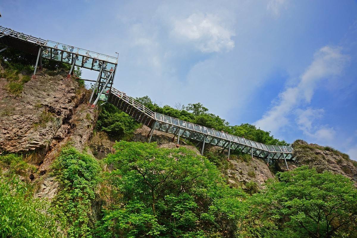 有"皖南张家界,江滨小黄山"之称的山,是国家aaaa级旅游区