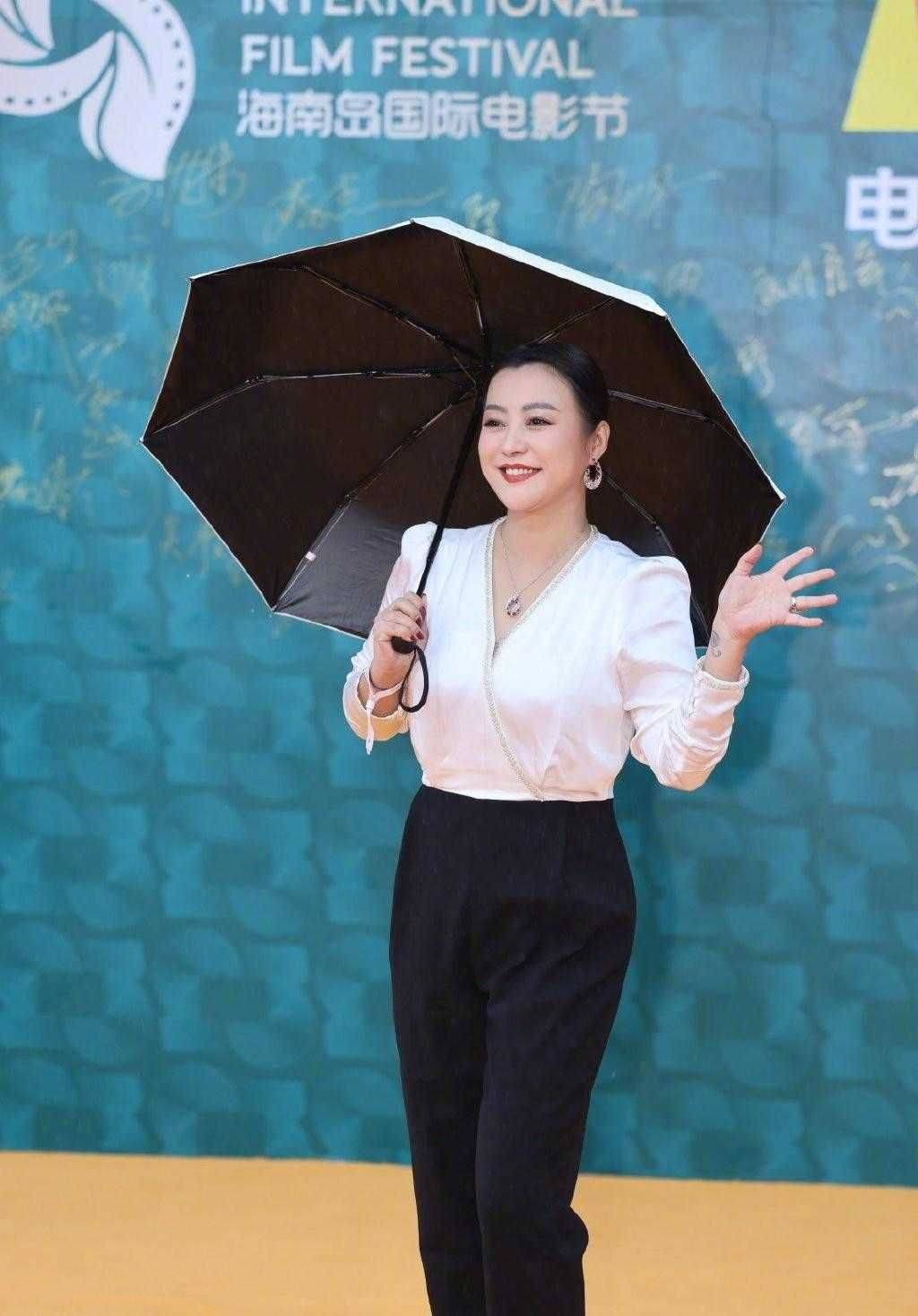 郝蕾郝蕾现身开机仪式，身材肥胖再加上大妈卷发，老成宋丹丹同龄人！