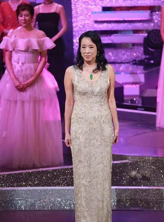 一身 郭晶晶62岁婆婆越来越大胆！穿紧身裙变性感女郎，为助阵港姐太拼