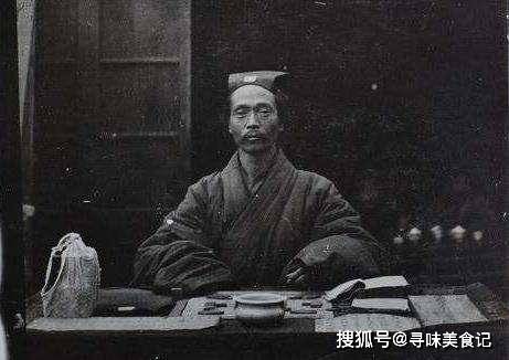 女士 这位收藏家有一顶用头发编制的帽子，不仅珍贵，还有不一般的用途