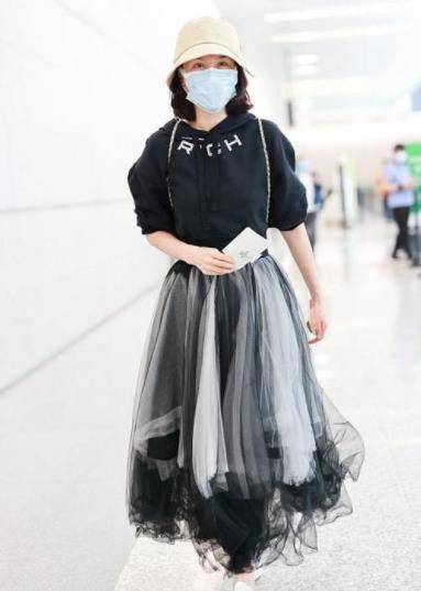 身材 43岁程莉莎穿灰色蓬蓬裙亮相，依旧少女感满满，减龄效果太好了