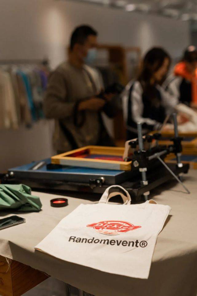 实验性 天猫开抢!Dickies新联名火爆首发现场,全渠道发售计划启动!