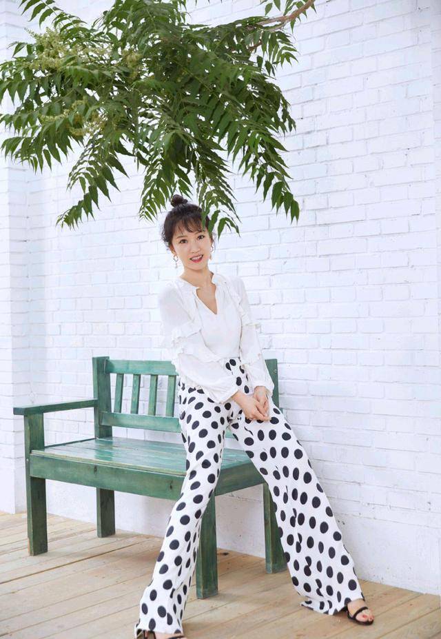 黑色 李念带“火”了波点阔腿裤,配白衬衫清爽干净,俏皮可爱又洋气