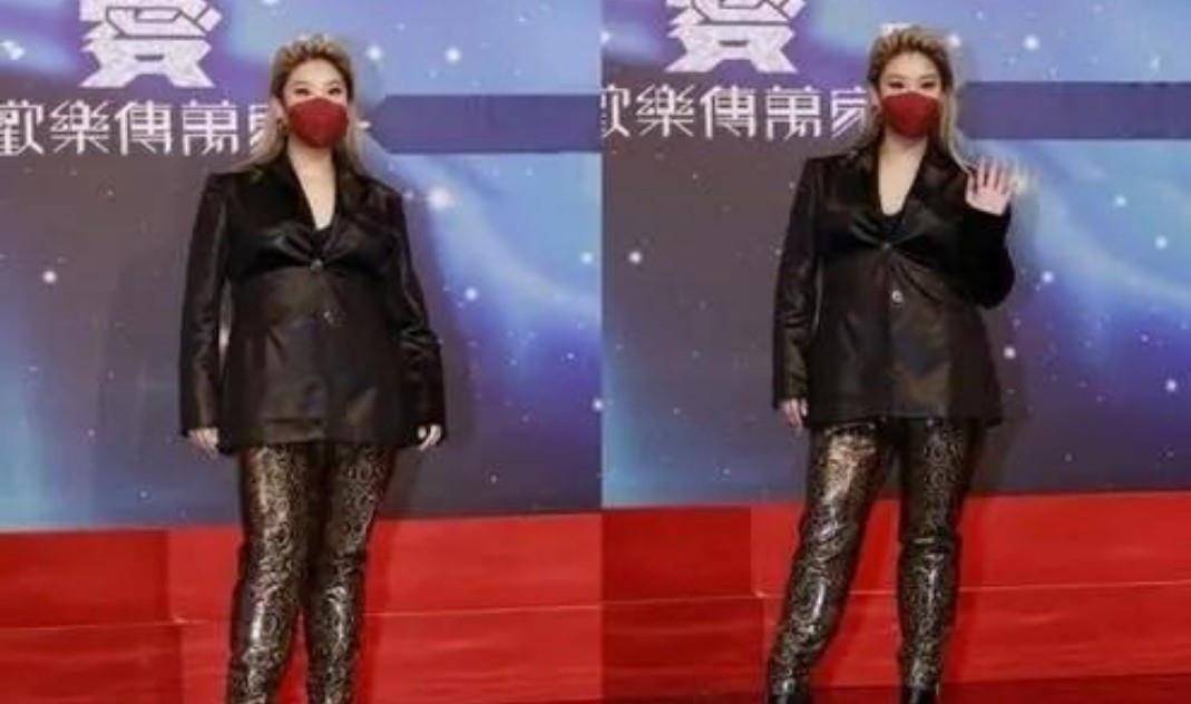 高跟鞋 郑欣宜无惧自己微胖身材，穿皮裤绷出肉感，身材越来越像妈妈当年