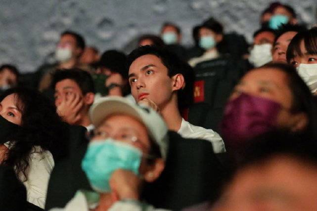 吴京|黄轩吴磊等现身“我和我的父辈”点映，导演沈腾发文回应P图质疑