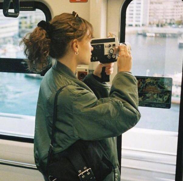 耳环 搭配小黑裤很是显瘦哦~酷女孩一定不要错过!金属耳环增加时尚感~