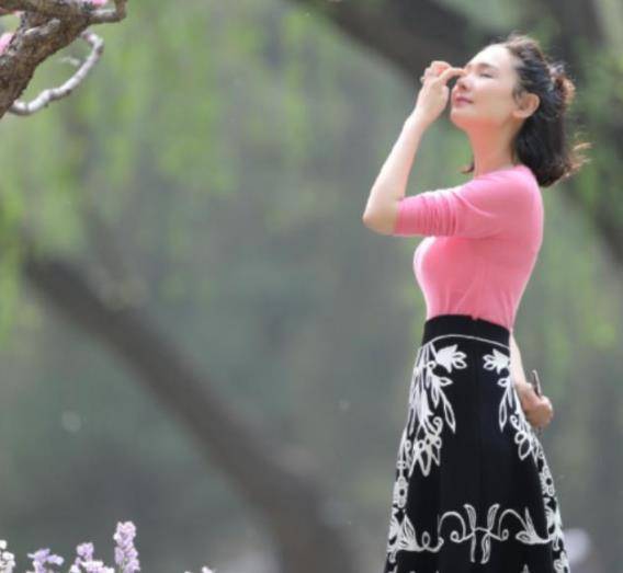 身材 43岁程莉莎穿灰色蓬蓬裙亮相，依旧少女感满满，减龄效果太好了