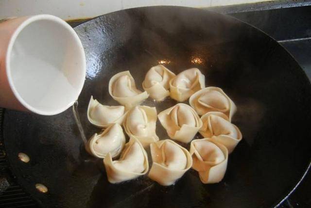 成小|馄饨别煮着吃,教你做成小生煎,好看又好吃,孩子每次一盘不够!