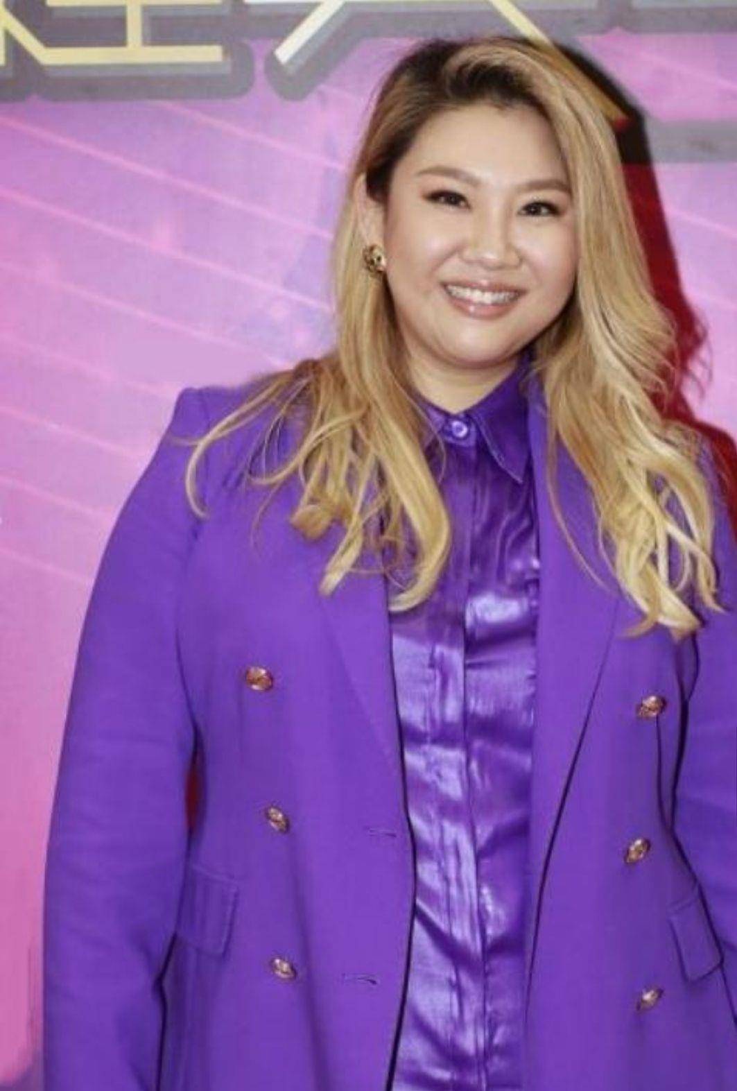 高跟鞋 郑欣宜无惧自己微胖身材，穿皮裤绷出肉感，身材越来越像妈妈当年