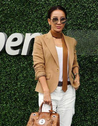 显得 李玟不愧是冻龄界的代表，留着短发显干练帅气，哪像快50岁的人了