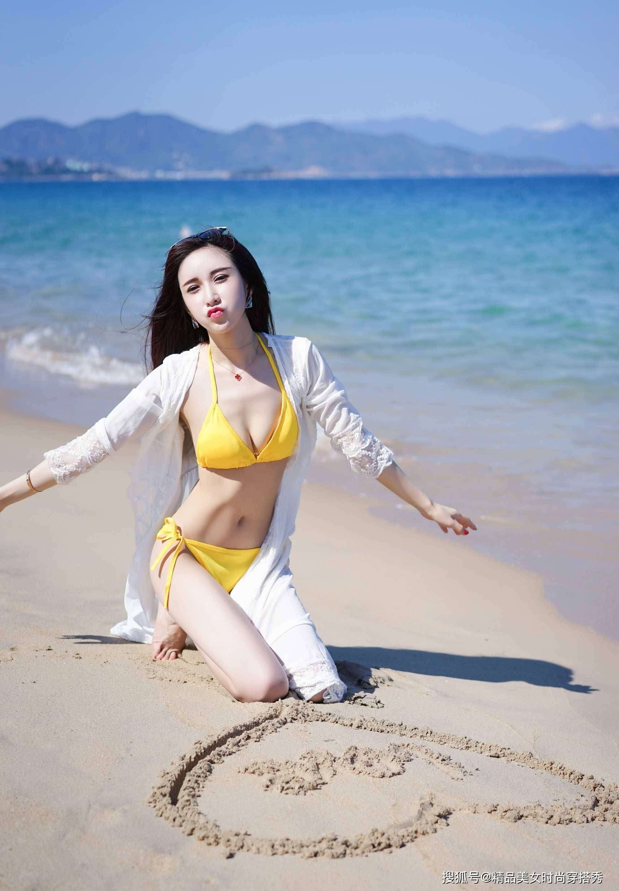 阳光 黄色的比基尼穿在身上吸睛时尚,外搭一件白色透视长衫,性感迷人