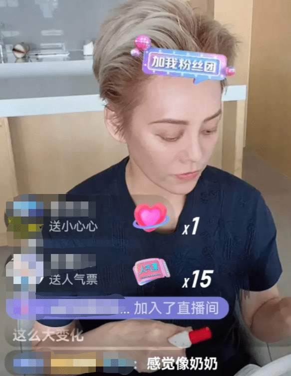 因为49岁宁静直播全素颜出镜，懒理恶评心情好，脸颊凹陷疑似暴瘦？