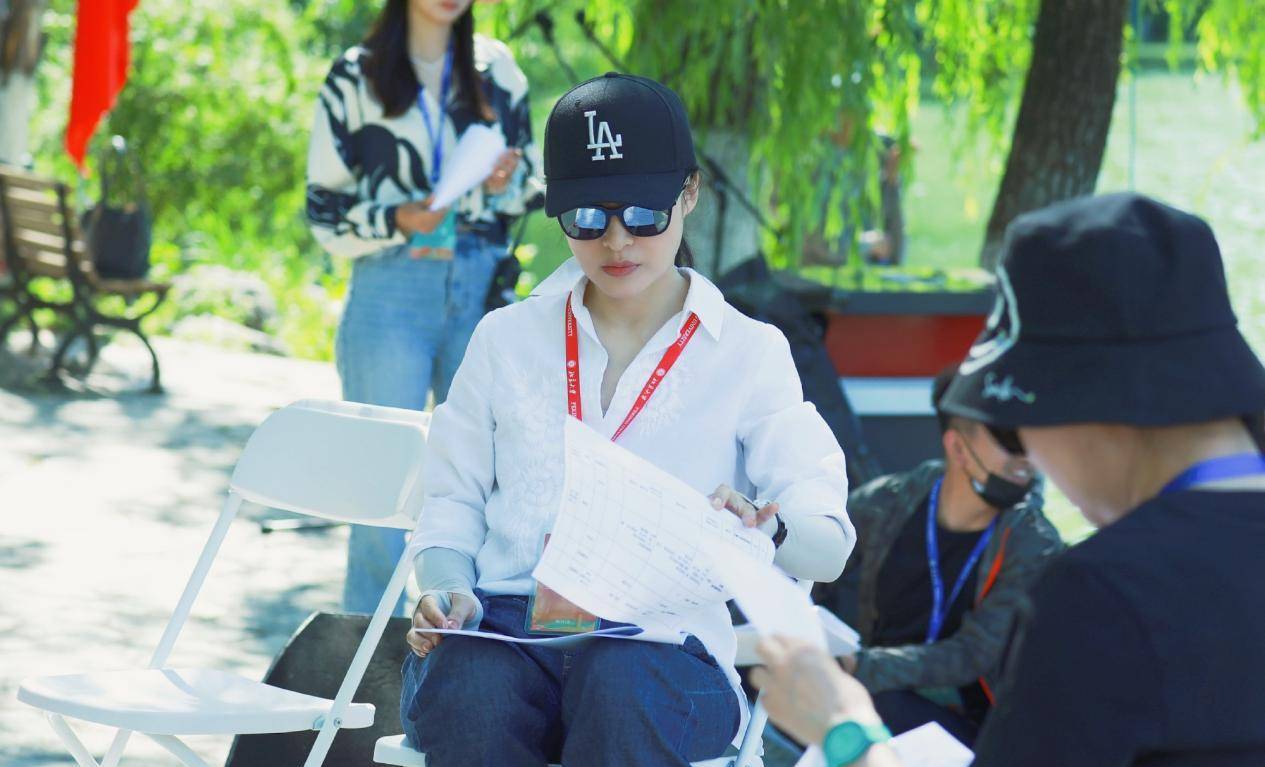 细节 周涛视察国家体育馆，穿西装戴墨镜表情严肃，好霸气的“女干部”