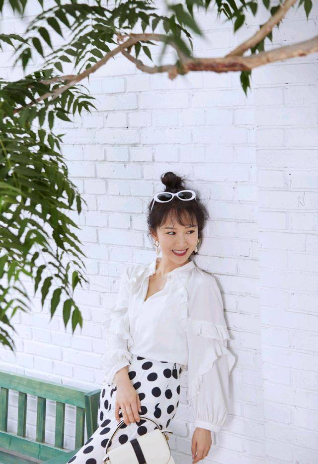 黑色 李念带“火”了波点阔腿裤,配白衬衫清爽干净,俏皮可爱又洋气