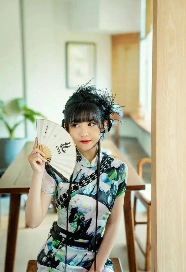 传统 赖美云没有败给身高,穿旗袍故意营造出高腰线,1米53仍然很惊艳