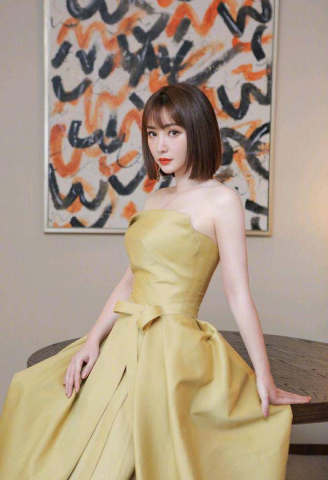 整体 柳岩换发型如同换人，学生头发型俏皮可爱又减龄，看完我也想剪