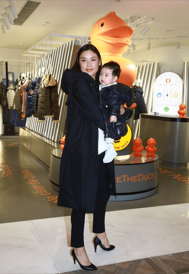 翻版 黎明妻女出行!3岁女儿长成爸爸翻版,妻子穿健美裤比乐基儿还辣