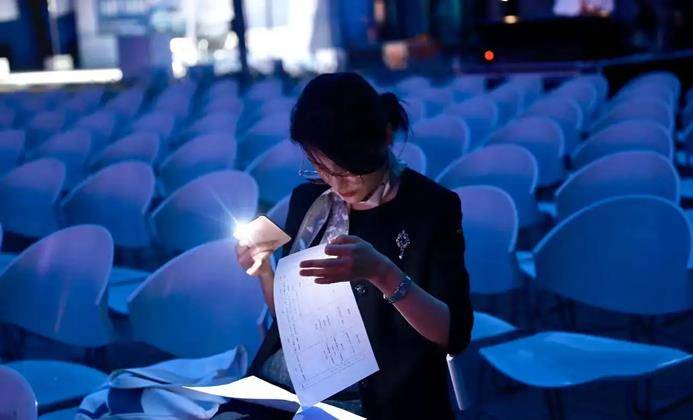 细节 周涛视察国家体育馆，穿西装戴墨镜表情严肃，好霸气的“女干部”