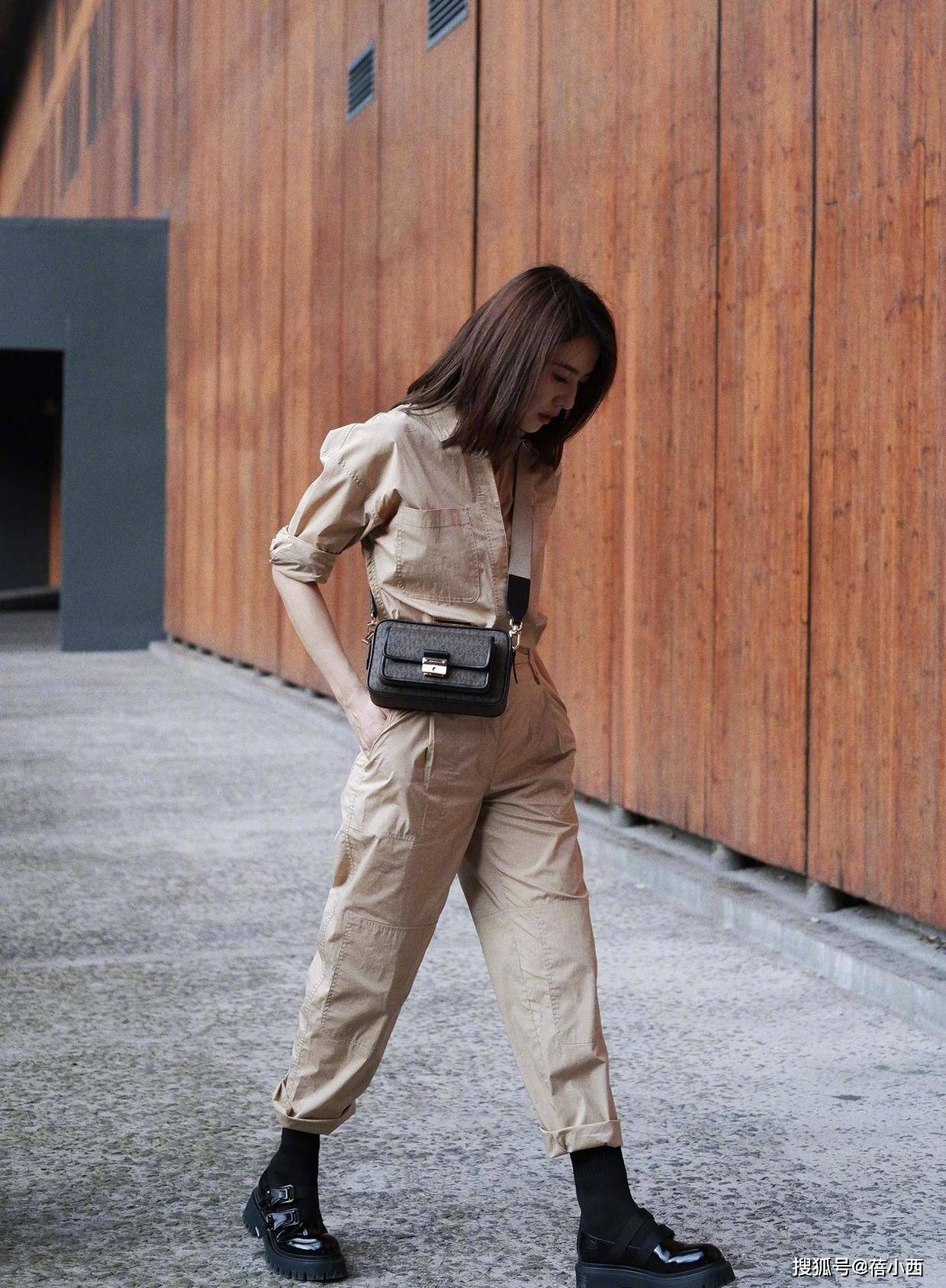 套装 “国民女神”高圆圆又换新风格,穿卡其色工装风套装,气质无敌了