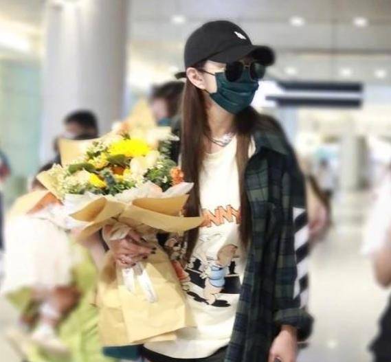 下半身 安以轩机场大秀身材，穿衬衫配超短裤又飒又性感，不像生俩娃的人