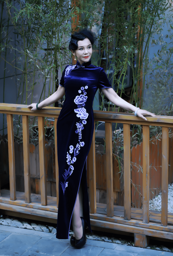 那件 金扣子--穿旗袍的女人，是不是身材都很好呢?