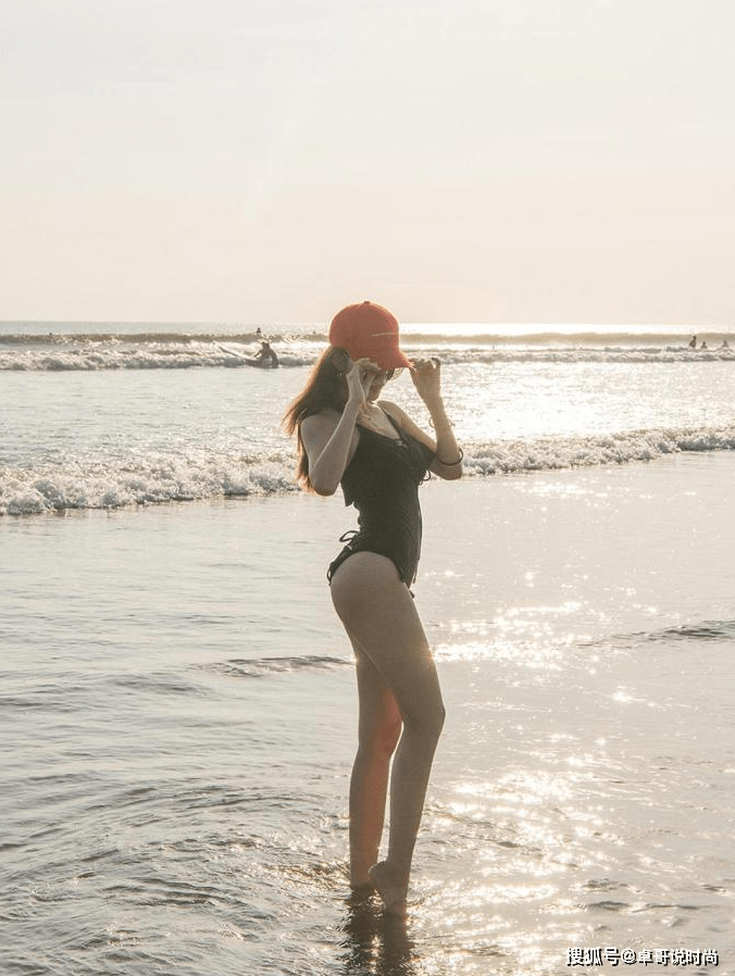 设计 海边穿搭对了吗？小姐姐一套黑色连体衣，成熟又时尚