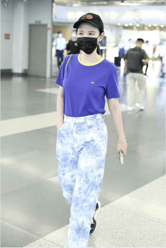 视觉 张萌当了老板穿搭也不夸张，T恤配花裤真接地气，感觉没什么架子