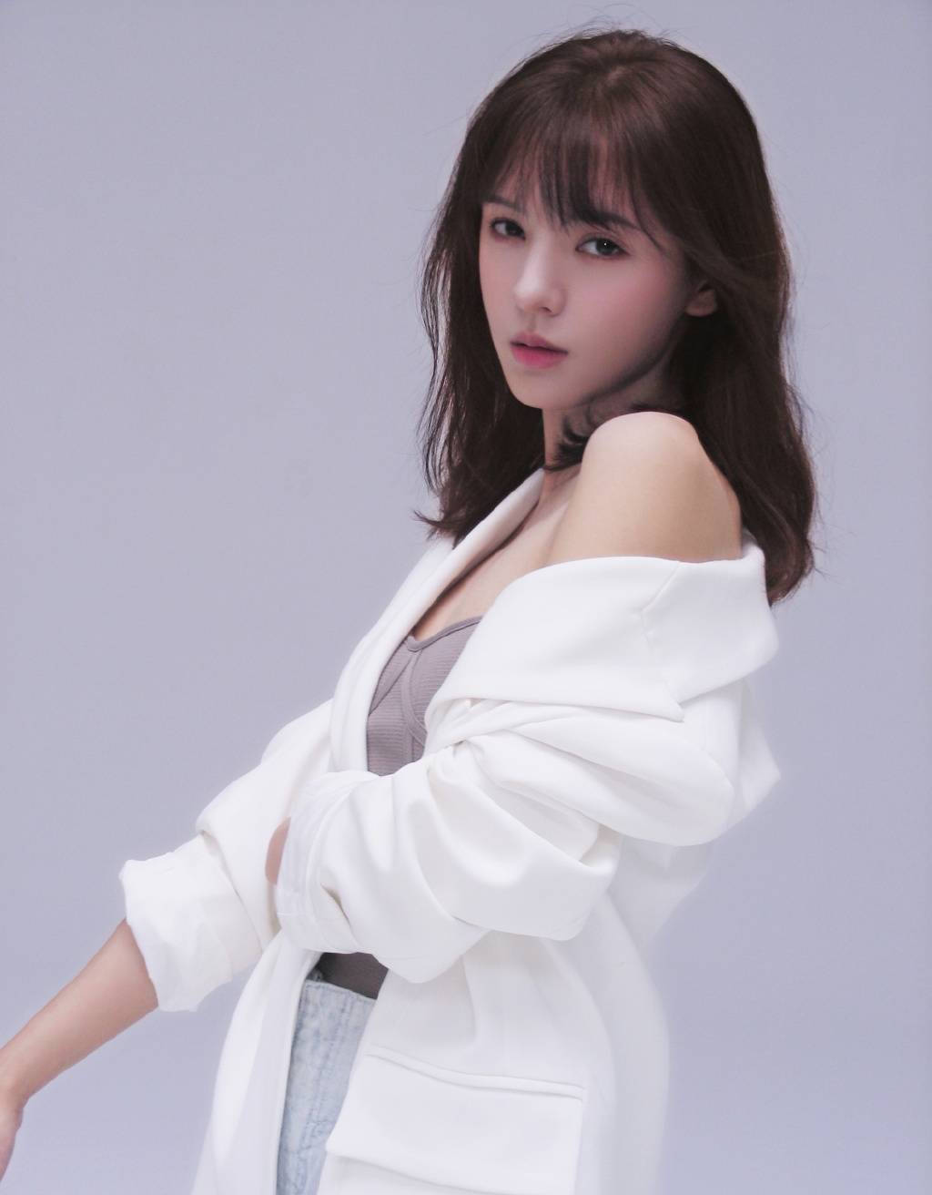 张予曦性感抹胸上衣搭配白色小外套 清纯又诱惑