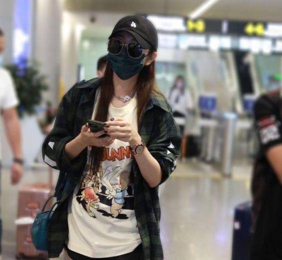 下半身 安以轩机场大秀身材，穿衬衫配超短裤又飒又性感，不像生俩娃的人