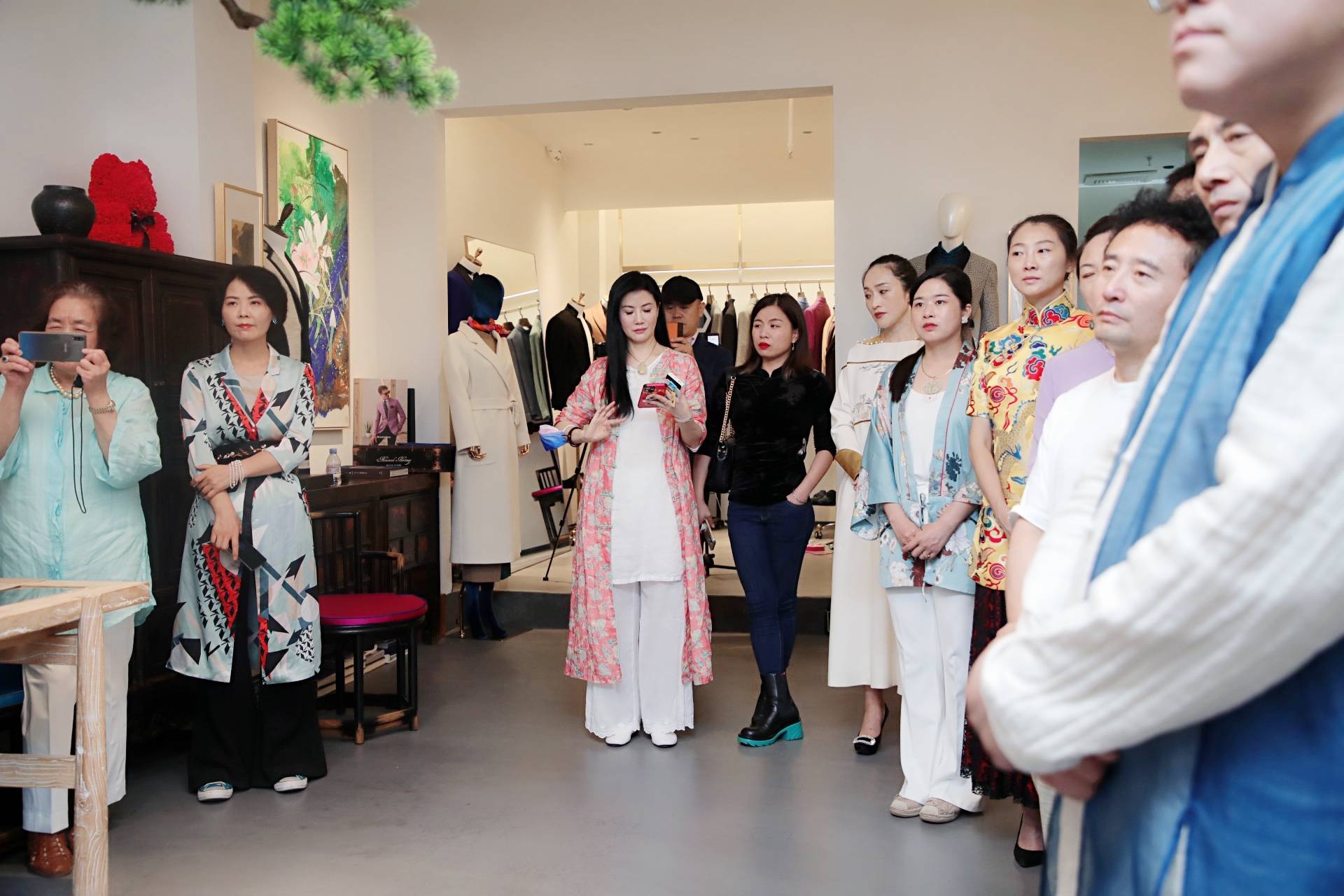 都能 迎国庆溢彩画与新中式服饰艺术展丨遇见美好的自己