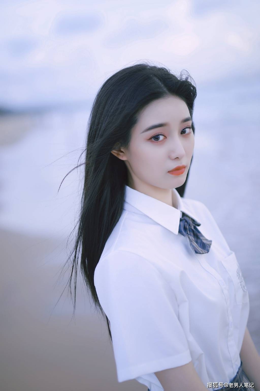 原创徐艺洋学院风大片白衬衫搭配格子裙满满的少女仪式感活力十足