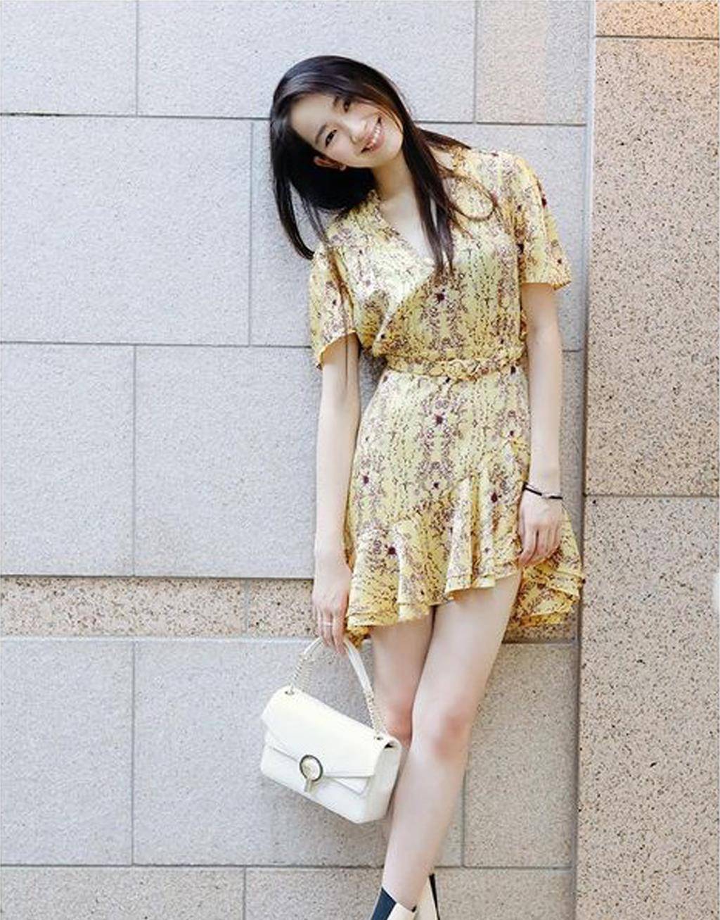 林恺铃 星二代比美！邱淑贞女儿似妈翻版，任晴佳气质佳，林恺铃衣品好