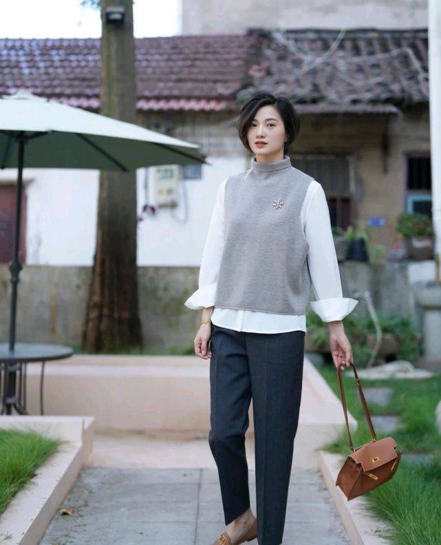 卫衣 想要美出圈，就要学会穿衣搭配，邂逅一场秋末浪漫