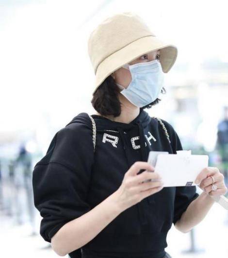 身材 43岁程莉莎穿灰色蓬蓬裙亮相，依旧少女感满满，减龄效果太好了