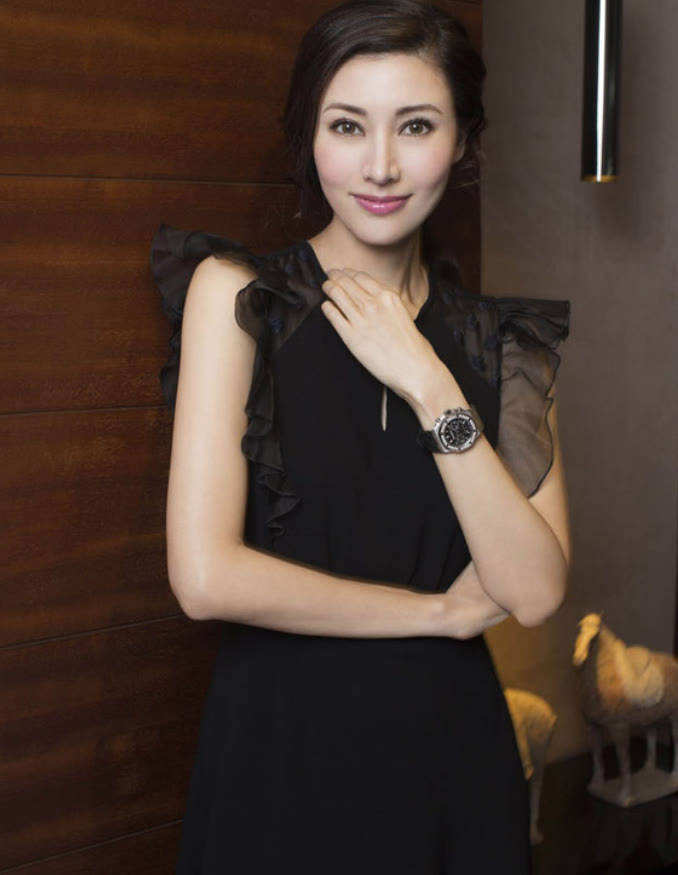 显得 李嘉欣出席活动真高调,穿蕾丝透视裙就算了,钻石手链都连带3条