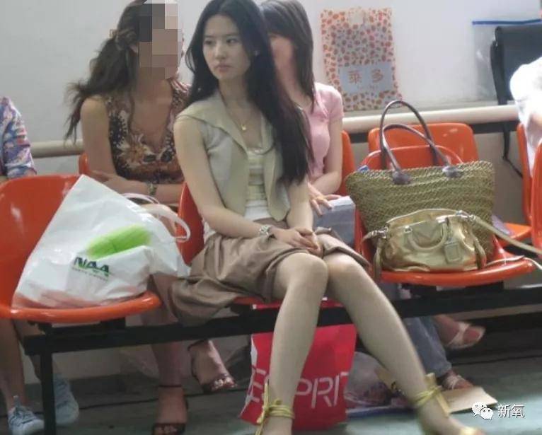 美人 被路人偶遇的张柏芝，这状态，会是传说中的怀四胎吗？