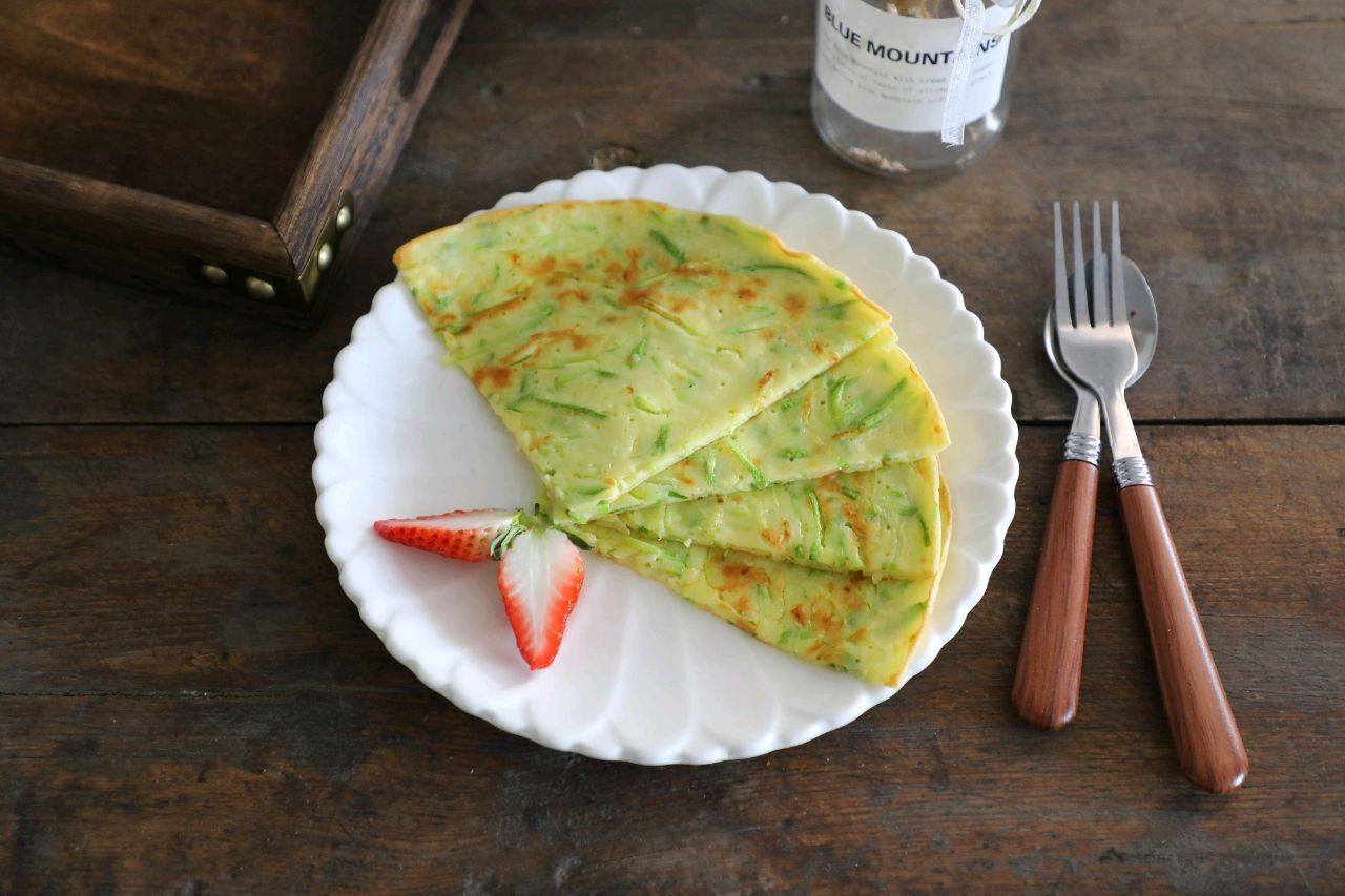 人体|早起10分钟,给家人做茭瓜鸡蛋饼,鲜嫩可口,卫生还省钱