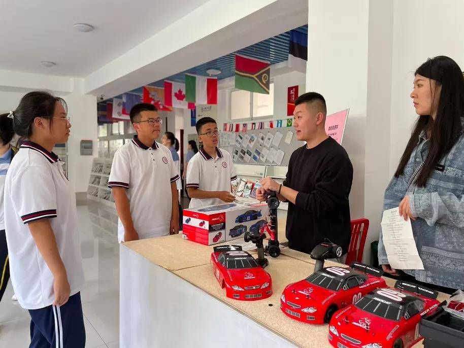 潍坊七中国际部举办新学期选修课集市活动