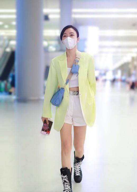 色彩 蒋勤勤换了风格更减龄,绿色西装配牛仔裤穿搭,看起来像18岁少女