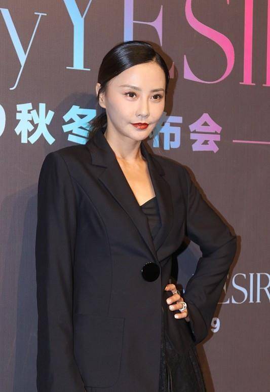 服装 吴奇隆的前妻颜值高，穿黑裙也很贵气，但底妆太白好奇怪